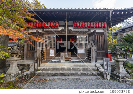 Kyoto, Akayama Zen-in in autumn, autumn leaves and Mica Fudodo Kyoto, Akayama Zen-in in autumn, autumn leaves and Mica Fudodo 109053758