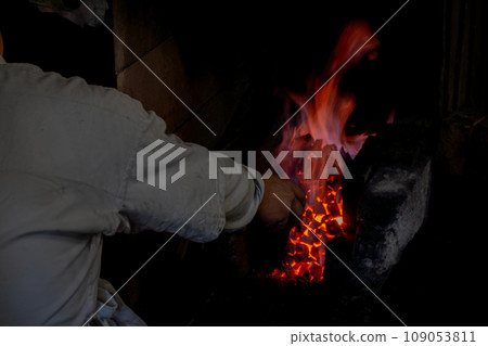 拍攝鐵匠工匠鍛造刀具，刀具是所有傳統工藝的必備工具。 109053811