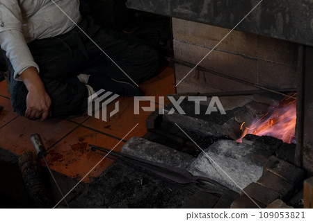 拍攝鐵匠工匠鍛造刀具，刀具是所有傳統工藝的必備工具。 109053821