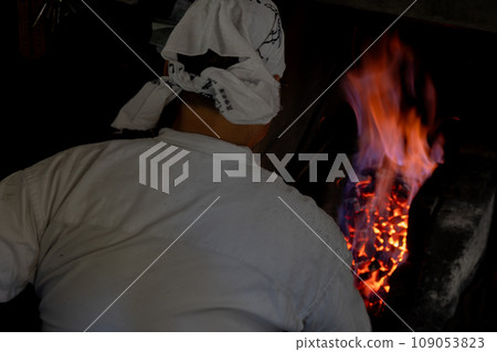 拍攝鐵匠工匠鍛造刀具,刀具是所有傳統工藝的必備工具。 拍攝鐵匠工匠鍛造刀具,刀具是所有傳統工藝的必備工具。 109053823