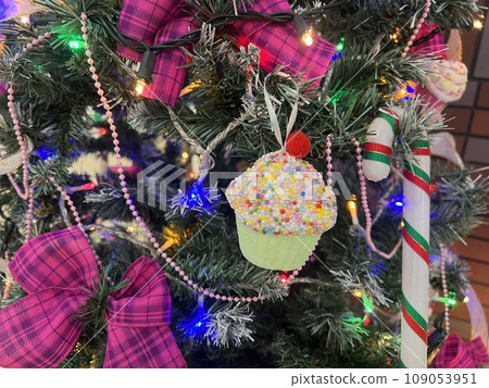 裝飾著一棵聖誕樹的裝飾品 109053951