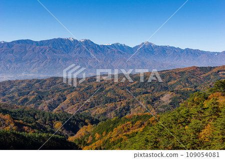 昇仙峽的山脈和秋葉 109054081