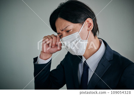一名年輕男性上班族眼睛發癢,用手指揉眼睛 一名年輕男性上班族眼睛發癢,用手指揉眼睛 109054328