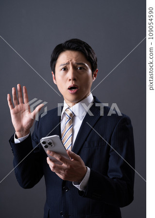 看智慧型手機的中年商人 看智慧型手機的中年商人 109054590