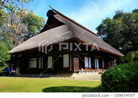A six-room old folk house that conveys the way of life in the Edo period to this day... It has the dignity of a samurai residence. 109054597