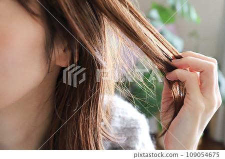 女人撫摸她的頭髮 女人撫摸她的頭髮 109054675