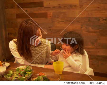 Parent and child/child and mom's dining table Parent and child/child and mom's dining table 109056852