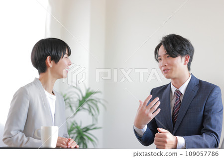 1on1_我是這樣想的：老闆用手勢說話，女人聽著1 109057786