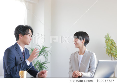 1on1_微笑聆聽部屬建議的女經理1 109057787