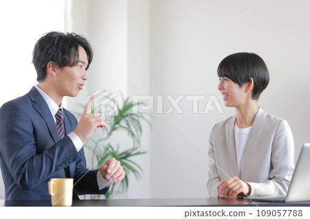 1on1_一位女經理微笑著聽下屬告訴她，她已經向前邁出了一步。 109057788