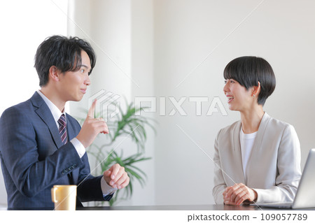 1on1_女經理與下屬歡欣鼓舞，下屬稱自己又向前邁進了一步1 109057789