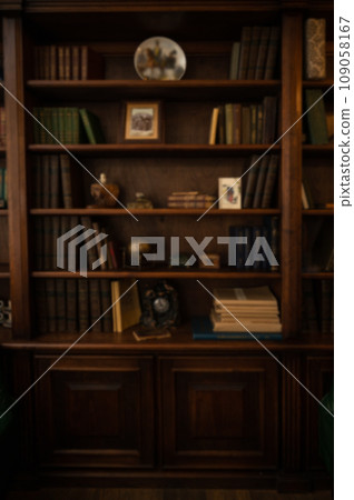 Blurred bookshelf in vintage room 109058167