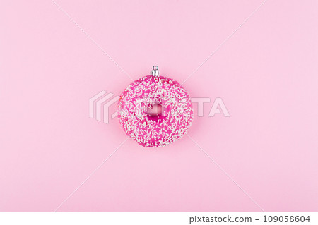 Pink donut on color background, flat lay, top view 109058604
