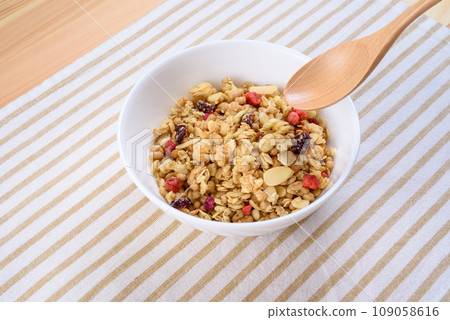 餐墊上的穀物、水果麥片、早餐、健康食品 109058616