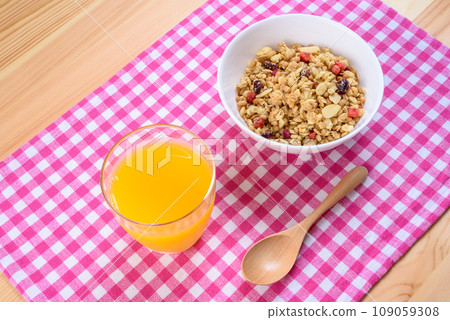粉紅色格子餐墊上的穀物、水果麥片、早餐、健康食品 109059308