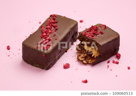 Vegan chocolate bar with dried fruits 109060513