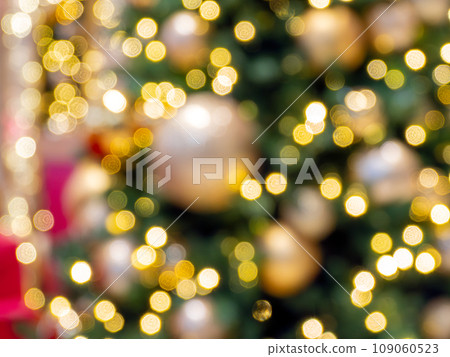 Yellow gold holiday lights on blur Christmas tree background 109060523