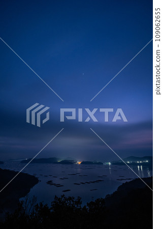 日本岡山縣瀨戶內市黎明時分的美麗夜空 日本岡山縣瀨戶內市黎明時分的美麗夜空 109062655