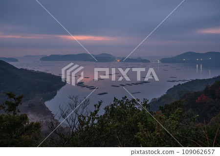 日本岡山縣瀨戶內市黎明時分的美麗夜空 109062657