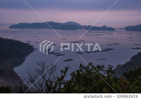 日本岡山縣瀨戶內市黎明時分的美麗夜空 109062659