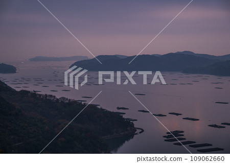 日本岡山縣瀨戶內市黎明時分的美麗夜空 日本岡山縣瀨戶內市黎明時分的美麗夜空 109062660
