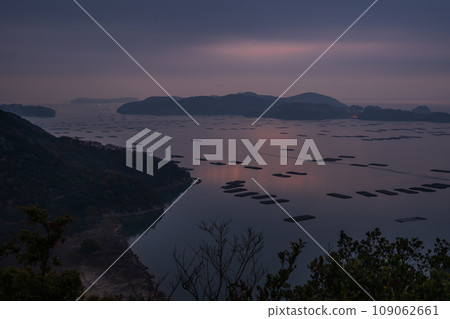 日本岡山縣瀨戶內市黎明時分的美麗夜空 日本岡山縣瀨戶內市黎明時分的美麗夜空 109062661
