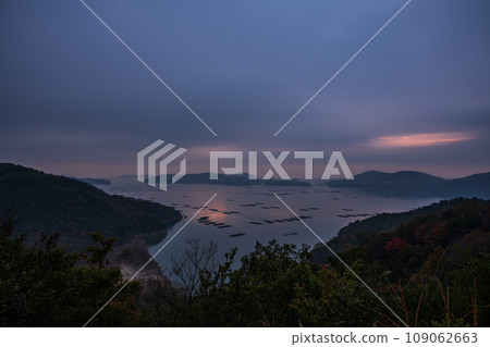 日本岡山縣瀨戶內市黎明時分的美麗夜空 109062663