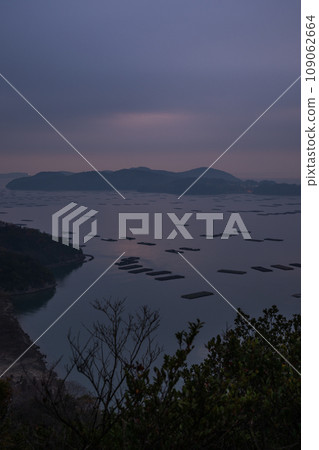 日本岡山縣瀨戶內市黎明時分的美麗夜空 日本岡山縣瀨戶內市黎明時分的美麗夜空 109062664