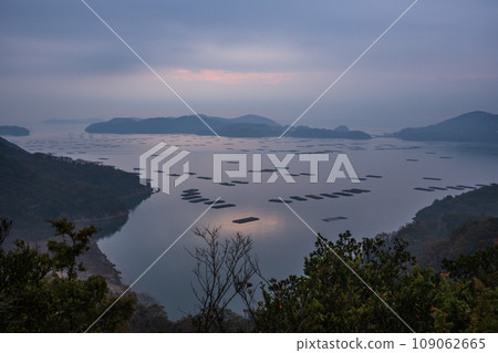 日本岡山縣瀨戶內市黎明時分的美麗夜空 日本岡山縣瀨戶內市黎明時分的美麗夜空 109062665