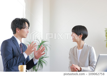 1on1_Female manager 2 smilingly listens to subordinates talking about issues they are considering in their current work 1on1_Female manager 2 smilingly listens to subordinates talking about issues they are considering in their current work 109062758