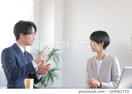 1on1_A female manager smiles and listens to her subordinate who tells her that she is worried about something and has something to do. 1on1_A female manager smiles and listens to her subordinate who tells her that she is worried about something and has something to do. 109062759