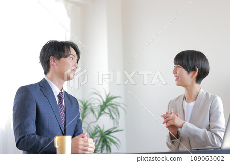 1on1_Female manager 1 who gives advice to resolve consultations from subordinates 109063002