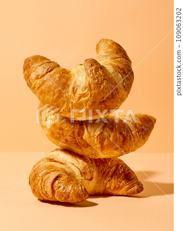 freshly baked croissants freshly baked croissants 109063202
