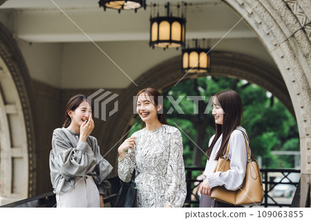 女人和朋友出去 109063855