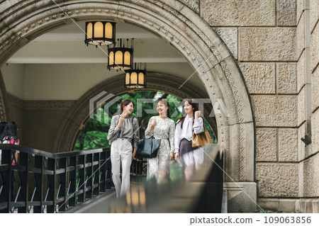 女人和朋友出去 109063856