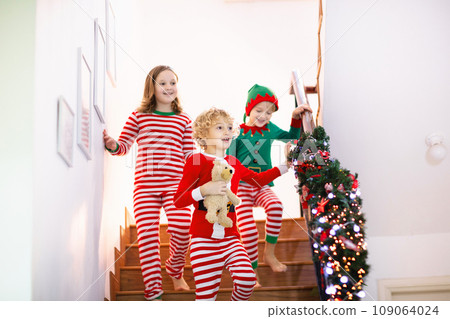 Kids running stair on Christmas morning 109064024