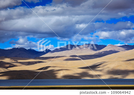 Himalayan mountain lake in Himalayas Tso Moriri (official name: Tsomoriri Wetland Conservation Reserve), Korzok, Changthang area, Ladakh, Jammu and Kashmir, India 109064942