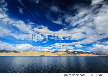Himalayan mountain lake in Himalayas Tso Moriri (official name: Tsomoriri Wetland Conservation Reserve), Korzok, Changthang area, Ladakh, Jammu and Kashmir, India 109065019