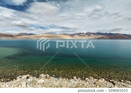 Himalayan mountain lake in Himalayas Tso Moriri (official name: Tsomoriri Wetland Conservation Reserve), Korzok, Changthang area, Ladakh, Jammu and Kashmir, India 109065035