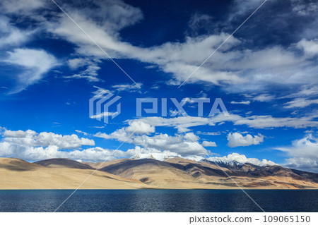 Himalayan mountain lake in Himalayas Tso Moriri (official name: Tsomoriri Wetland Conservation Reserve), Korzok, Changthang area, Ladakh, Jammu and Kashmir, India 109065150