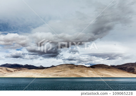Himalayan mountain lake in Himalayas Tso Moriri (official name: Tsomoriri Wetland Conservation Reserve), Korzok, Changthang area, Ladakh, Jammu and Kashmir, India 109065228