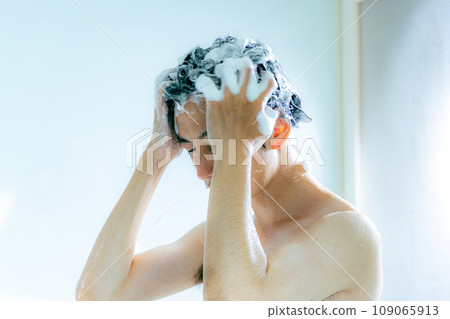 Men shampooing 109065913