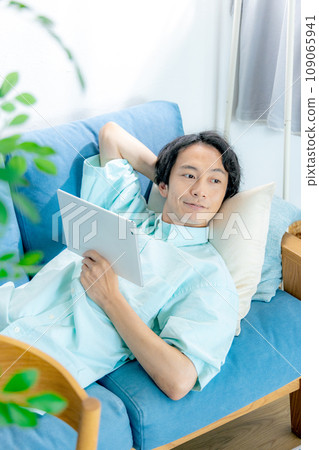 使用平板電腦的男 109065941