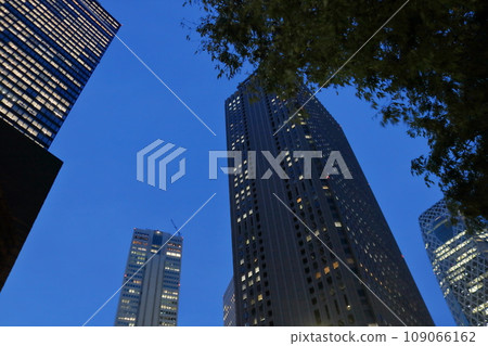 仰望辦公區等摩天大樓的城市景觀 仰望辦公區等摩天大樓的城市景觀 109066162
