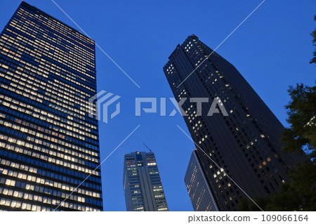 仰望辦公區等摩天大樓的城市景觀 仰望辦公區等摩天大樓的城市景觀 109066164
