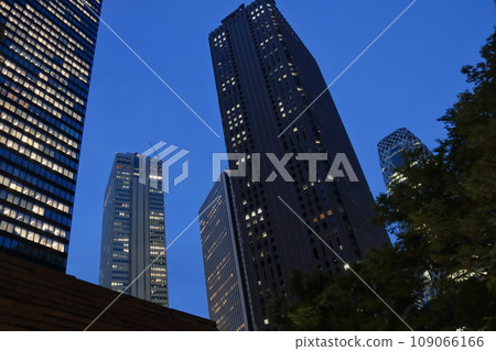 仰望辦公區等摩天大樓的城市景觀 仰望辦公區等摩天大樓的城市景觀 109066166
