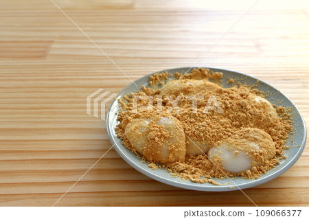 木桌上放置的大豆粉麻糬 木桌上放置的大豆粉麻糬 109066377