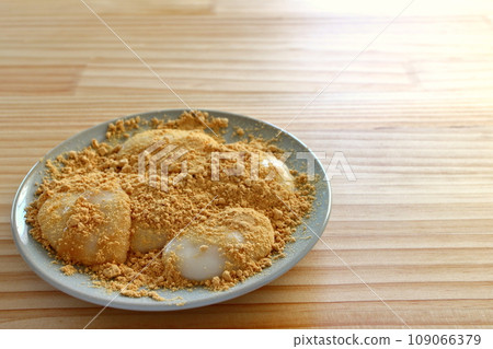 木桌上放置的大豆粉麻糬 109066379
