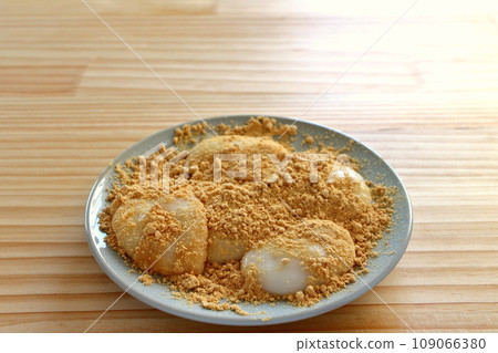 木桌上放置的大豆粉麻糬 木桌上放置的大豆粉麻糬 109066380