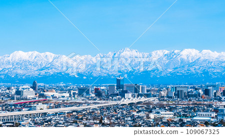 View of Toyama city and Tateyama mountain range from Kurehayama Park (winter) 109067325